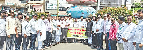 ಬಸವನಬಾಗೇವಾಡಿ ಪಟ್ಟಣದಲ್ಲಿ ಔಷಧಗಳನ್ನು ಅನ್‌ಲೈನ್ ಸೇವೆ ಮೂಲಕ ವಿತರಿಸುವುದನ್ನು ಸ್ಥಗಿತಗೊಳಿಸಬೇಕೆಂದು ತಾಲೂಕು ಔಷಧ ವ್ಯಾಪಾರಸ್ಥರು ಸಂಘದಿಂದ ಪ್ರಧಾನಮಂತ್ರಿಗೆ ಬರೆದ ಮನವಿ ಪತ್ರವನ್ನು ಶಿರಸ್ತೇದಾರ ರಾಜು ದೊಡ್ಡಮನಿಯವರಿಗೆ ಸಲ್ಲಿಸಿದರು. ಜಿಲ್ಲಾ ಕಾರ್ಯದರ್ಶಿ ಶ್ರೀಕಾಂತ ಕೋರಿ, ರಮೇಶ ಯಳಮೇಲಿ, ಪ್ರಭು ಪಟ್ಟಣಶೆಟ್ಟಿ (ಅಶ್ವಿನಿ) ಗುರು ಸಾರಂಗಮಠ, ಶ್ರೀಕಾಂತ ಕೊಟ್ರೆಶೆಟ್ಟಿ ಇತರರಿದ್ದರು.