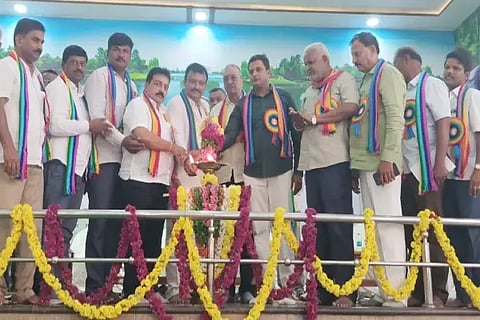 ಭದ್ರಾವತಿಯಲ್ಲಿ ಸಹಕಾರ ಸಪ್ತಾಹವನ್ನು ಶಿಮುಲ್ ಅಧ್ಯಕ್ಷ ಎಚ್.ಎನ್.ವಿದ್ಯಾಧರ್ ಉದ್ಘಾಟಿಸಿದರು. ಬಿ.ಕೆ.ಶಿವಕುಮಾರ್, ಎಸ್.ಕೆ.ಮರಿಯಪ್ಪ, ಸಿ.ಹನುಮಂತಪ್ಪ, ಡಿ.ಆನಂದ್, ಎಸ್.ಕುಮಾರ್ ಇತರರಿದ್ದರು.