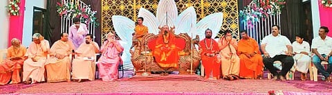 ಬೀರೂರಿನಲ್ಲಿ ಏರ್ಪಡಿಸಿದ್ದ ಧಾರ್ಮಿಕ ಸಭೆಯಲ್ಲಿ ಶ್ರೀ ಶೈಲ ಪೀಠಾಧೀಶ ಡಾ. ಚನ್ನಸಿದ್ಧರಾಮ ಪಂಡಿತಾರಾಧ್ಯ ಶಿವಾಚಾರ್ಯ ಸ್ವಾಮೀಜಿ ಆಶೀರ್ವಚನ ನೀಡಿದರು. ವಿವಿಧ ಮಠದ ಶ್ರೀಗಳು, ಅಪೆಕ್ಸ್ ಬ್ಯಾಂಕ್ ನಿರ್ದೇಶಕ ಬೆಳ್ಳಿಪ್ರಕಾಶ್ ಇತರರಿದ್ದರು.