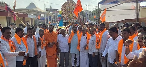 ಪುತ್ಥಳಿ ಪ್ರತಿಷ್ಠಾಪನೆಗೆ ಸಿದ್ಧ installation