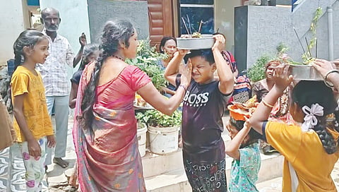 ಚಿಂತಾಮಣಿ ನಗರದ ತಪತೇಶ್ವರ ಕಾಲೋನಿಯ ನಿವಾಸಿಗಳು ಮಳೆಗಾಗಿ ಮಣ್ಣಿನ ಕಪ್ಪೆಗಳಿಗೆ ಮದುವೆ ಮಾಡಿ, ಮನೆಗಳಿಗೆ ಬಂದ ಕಪ್ಪೆಗಳಿಗೆ ಪೂಜೆ ಸಲ್ಲಿಸಿದರು.