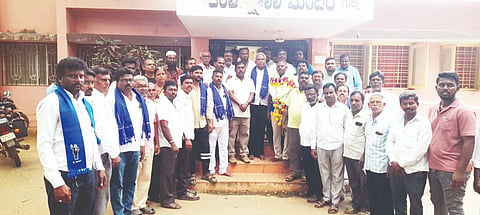 ಕರ್ನಾಟಕ ದಲಿತ ಸಂಘರ್ಷ ಸಮಿತಿಯ ಗುಬ್ಬಿ ತಾRe-electionಲೂಕು ಘಟಕದ ನೂತನ ಸಂಚಾಲಕರಾಗಿ ಕಡಬ ಶಂಕರ್​ ಅವರನ್ನು ಪುನರಾಯ್ಕೆ ಮಾಡಲಾಯಿತು. ಮಾದಲಪುರ ಲೋಕೇಶ್​, ಬಸವರಾಜು, ನಟರಾಜು, ಅದಲಗೆರೆ ಈಶ್ವರಯ್ಯ, ಕಲ್ಲೂರು ರವಿಕುಮಾರ್​, ದಲಿತ್​ ಗಂಗಣ್ಣ  ಇದ್ದರು.  
