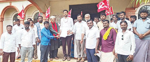 ಇಂಧನ ದರ ಏರಿಕೆ ಖಂಡಿಸಿ ಸಿಐಟಿಯು ಜಿಲ್ಲಾ ಸಮಿತಿ ಸದಸ್ಯರು ಗಂಗಾವತಿ ತಾಲೂಕಾಡಳಿತ ಸೌಧದ ಮುಂದೆ ಸೋಮವಾರ ಪ್ರತಿಭಟನೆ ನಡೆಸಿ ಶಿರಸ್ತೇದಾರ್ ರವಿಕುಮಾರ ನಾಯಕ್ವಾಡಿಗೆ ಮನವಿ ಸಲ್ಲಿಸಿದರು. ರಾಜ್ಯ ಕಾರ್ಯದರ್ಶಿ ನಿರುಪಾದಿ ಬೆಣಕಲ್, ಜಿಲ್ಲಾ ಕಾರ್ಯದರ್ಶಿ ಮಂಜುನಾಥ ಡಗ್ಗಿ, ಪದಾಧಿಕಾರಿಗಳಾದ ಸೈಯದ್ ಅಮೀನುದ್ದೀನ್, ಶಿವಕುಮಾರ ಇತರರಿದ್ದರು.