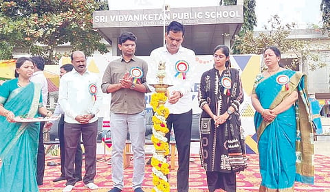 ಶ್ರೀರಾಮನಗರದ ಶ್ರೀ ವಿದ್ಯಾನಿಕೇತನ ಪಬ್ಲಿಕ್ ಶಾಲೆಯಲ್ಲಿ ಶಾಲಾ ಸಂಸತ್ ಪದಾಧಿಕಾರಿಗಳ ಪದಗ್ರಹಣ ಕಾರ್ಯಕ್ರಮವನ್ನು ಸಮೂಹ ಶಿಕ್ಷಣ ಸಂಸ್ಥೆ ಅಧ್ಯಕ್ಷ ನೆಕ್ಕಂಟಿ ಸೂರಿಬಾಬು ಸೋಮವಾರ ಉದ್ಘಾಟಿಸಿದರು. ಸಂಸ್ಥೆ ಉಪಾಧ್ಯಕ್ಷ ನೆಕ್ಕಂಟಿ ಆದರ್ಶ, ವ್ಯವಸ್ಥಾಪಕ ನಿರ್ದೇಶಕಿ ಡಾ.ನೆಕ್ಕಂಟಿ ಅಖಿಲಾ, ಸಿಇಒ ನರೇಶ, ಉಪಪ್ರಾಚಾರ್ಯೆ ಜೆ.ಲಕ್ಷ್ಮೀ ಇತರರಿದ್ದರು.