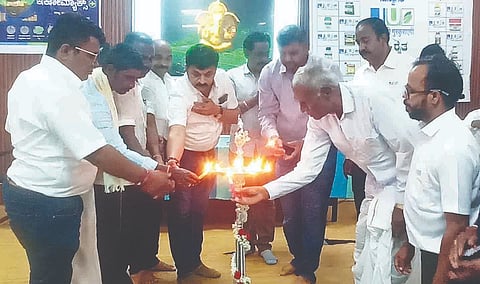 ಗಂಗಾವತಿಯಲ್ಲಿ ಹಮ್ಮಿಕೊಂಡಿದ್ದ ಸ್ಮಾರ್ಟ್ ಾರ್ಮರ್ ಕ್ಲಬ್ ಸಮಾವೇಶ ಮತ್ತು ಸುಸ್ಥಿರ ಕೃಷಿಗೆ ತಾಂತ್ರಿಕ ಮಾರ್ಗದರ್ಶನ ಕಾರ್ಯಕ್ರಮವನ್ನು ಕೆವಿಕೆ ಮುಖ್ಯಸ್ಥ ಡಾ.ರಾಘವೇಂದ್ರ ಎಲಿಗಾರ್ ಸೋಮವಾರ ಉದ್ಘಾಟಿಸಿದರು. ಹಿರಿಯ ತಾಂತ್ರಿಕ ಅಧಿಕಾರಿ ಡಾ.ಜಿ.ನಾರಪ್ಪ, ಅಗ್ರಿ ಸೈನ್ಸಸ್ ಜನರಲ್ ಮ್ಯಾನೇಜರ್ ಶ್ರೀನಾಥ ಜಾಧವ್, ಮಾರುಕಟ್ಟೆ ವಿಭಾಗದ ಮುಖ್ಯಸ್ಥ ಮೋಹನರೆಡ್ಡಿ ಇತರರಿದ್ದರು.