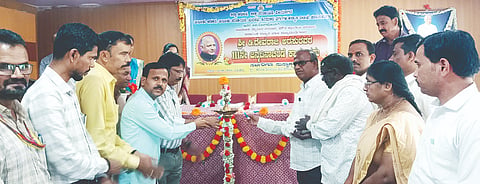 ಹೂವಿನಹಡಗಲಿ ತಾಪಂ ರಾಜೀವ್‌ಗಾಂಧಿ ಸಭಾಂಣಗದಲ್ಲಿ ಡಿ.ದೇವರಾಜ ಅರಸು ಜಯಂತಿ ಆಚರಿಸಲಾಯಿತು. ಇಒ ಜಿ.ಪರಮೇಶ್ವರ, ಹಿಂದುಳಿದ ವರ್ಗಗಳ ಕಲ್ಯಾಣ ಇಲಾಖೆ ತಾಲೂಕು ಅಧಿಕಾರಿ ರಮೇಶ, ಪುರಸಭೆ ಮುಖ್ಯಾಧಿಕಾರಿ ಜಿ.ಹನುಮಂತಪ್ಪ, ಸಹಾಯಕ ಕೃಷಿ ನಿರ್ದೇಶಕ ಕೆ.ಟಿ.ಮಂಜುನಾಥ, ಸರ್ಕಾರಿ ನೌಕರರ ಸಂಘದ ತಾಲೂಕು ಅಧ್ಯಕ್ಷ ಎ.ಕೊಟ್ರಗೌಡ, ಕುಡಿವ ನೀರು ಮತ್ತು ನೈರ್ಮಲ್ಯ ಇಲಾಖೆ ಎಇಇ ಕೆ.ಪ್ರದೀಪ್‌ಕುಮಾರ, ಎಪಿಎಂಸಿ ಕಾರ್ಯದರ್ಶಿ ತಿಮ್ಮಪ್ಪ ನಾಯಕ, ಸಮಾಜ ಕಲ್ಯಾಣಾಧಿಕಾರಿ ಜ್ಯೋತಿ ಯಳಿವಾಳ, ಸಿಡಿಪಿಒ ರೇಣುಕಾ ಇತರರಿದ್ದರು.