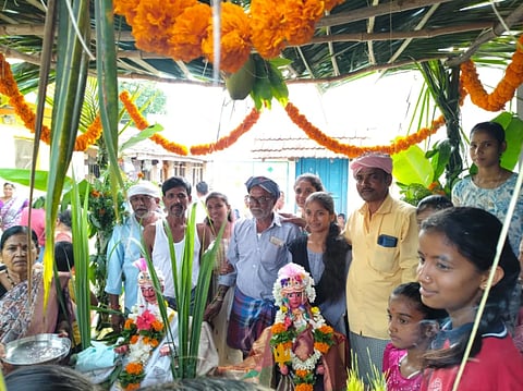 ಹೂವಿನಹಡಗಲಿ ತಾಲೂಕಿನ ಚಿಕ್ಕಕೊಳಚಿ ಗ್ರಾಮದಲ್ಲಿ ಬುಧವಾರ ಪುರಾಣ ಕಾಲದ ಚಂಗಳಿಕವ್ವ-ಗುಡ್ಡಪ್ಪ ವಿವಾಹ ನೆರವೇರಿಸಲಾಯಿತು. ಪ್ರಮುಖರಾದ ಕೆ. ಹಾಲೇಶಪ್ಪ, ಶ್ರೀಧರ, ಬಸವರಾಜ ಮತ್ತಿತರರಿದ್ದರು.