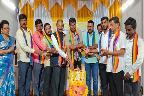 ಹೊಸನಗರ ತಾಲೂಕಿನ ಕರಿಮನೆ ಶ್ರೀ ಚಂಡಿಕೇಶ್ವರಿ ಸಹಕಾರ ಸಂಘದ ಸಭೆಯನ್ನು ಅಧ್ಯಕ್ಷ ಎಸ್.ಜೆ.ಹೂವಪ್ಪ ಗೌಡ ಉದ್ಘಾಟಿಸಿದರು. ಪ್ರವೀಣ ಗೌಡ, ಕೆ.ಕೆ.ರಾಮಣ್ಣ, ಯೋಗೇಂದ್ರ, ಲಕ್ಷ್ಮೀ ಇತರರಿದ್ದರು.