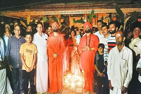 ಮೂಲೆಗದ್ದೆ ಮಠದಲ್ಲಿ ನಡೆದ ಕಾರ್ತಿಕ ದೀಪೋತ್ಸವದಲ್ಲಿ ಭಾಗವಹಿಸಿದ್ದ ಅಭಿನವ ಚನ್ನಬಸವ ಶ್ರೀ, ಚೌಕಿಮಠದ ನೀಲಕಂಠ ಶ್ರೀಗಳು. ಹಾಲಪ್ಪ ಗೌಡ, ಈಶ್ವರಪ್ಪ ಗೌಡ ಇತರರಿದ್ದರು.