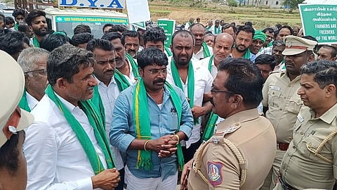 ಹೊಸೂರು ಸಮೀಪದ ಪ್ಯಾರೆಂಡಿಪಳ್ಳಿ ಬಳಿ ಎಸ್​ಟಿಆರ್​ಆರ್​ ರಸ್ತೆ ನಿರ್ಮಾಣ ಕಾಮಗಾರಿಗೆ ವಿರೋಧಿಸಿ ತಮಿಳುನಾಡು ರೈತರು ಪ್ರತಿಭಟನೆ ನಡೆಸಿದರು.