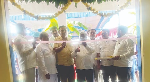 ತಿ.ನರಸೀಪುರ ತಾಲೂಕಿನ  ಡಣಾಯಕನಪುರ ಗ್ರಾಮದಲ್ಲಿ ಹಾಲು ಉತ್ಪಾದಕರ ಸಂಘದ ಕಟ್ಟಡವನ್ನು ಅಧ್ಯಕ್ಷ ಡಿ.ಎಲ್.ಮಹದೇವಪ್ಪ ಉದ್ಘಾಟಿಸಿದರು. ಸಿ.ಒಂ ಪ್ರಕಾಶ್, ಕೆ.ಜಿ.ಮಹೇಶ್, ಕೆ.ಉಮಾಶಂಕರ್, ಆರ್.ಗಿರೀಶ್ ಇತರರಿದ್ದರು.