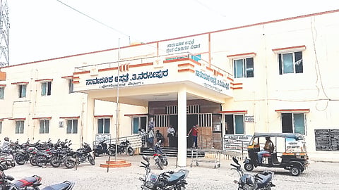 ತಿ. ನರಸೀಪುರದ ಸರ್ಕಾರಿ ಸಾರ್ವಜನಿಕ ಆಸ್ಪತೆ ಹೊರನೋಟ. 