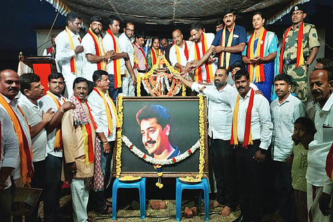  ಕಡೂರಿನ ಪಂಚನಹಳ್ಳಿಯಲ್ಲಿ ನಡೆದ ಸಂಚಾರಿ ವಿಜಯ್ ಜನ್ಮದಿನಾಚರಣೆಯನ್ನು  ಪಿ.ಸಿ.ಪ್ರಸನ್ನ ಉದ್ಘಾಟಿಸಿದರು.