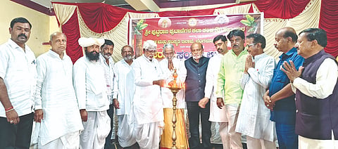ನಗನೂರ ಗ್ರಾಮದಲ್ಲಿ ಬಲವಂತ ಶರಣರು ಹಾಗೂ ಗಂಗಮ್ಮ ತಾಯಿ ಅವರ ಪುಣ್ಯಸ್ಮರಣೋತ್ಸವ ನಿಮಿತ್ತ ಶನಿವಾರ ಹಮ್ಮಿಕೊಂಡ ಶರಣ ಸಂಸ್ಕೃತಿ ಉತ್ಸವ ಕಾರ್ಯಕ್ರಮವನ್ನು ನಿವೃತ್ತ ಪ್ರಾಚಾರ್ಯ ಪ್ರೊ.ಶಿವರಾಜ ಪಾಟೀಲ್ ಉದ್ಘಾಟಿಸಿದರು. ಶ್ರೀ ಶರಣಪ್ಪ ಶರಣರು, ಶ್ರೀ ಖಂಡಪ್ಪ ತಾತಾ, ಶಂಕ್ರಣ್ಣ ವಣಕ್ಯಾಳ, ಜಗದೀಶ ಶರಣರು, ದತ್ತರಾಜ ಕಲಶೆಟ್ಟಿ ಇದ್ದರು.