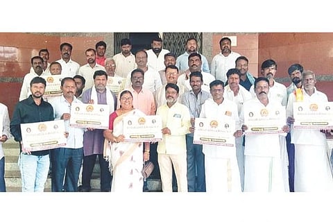  ಕೂಡ್ಲಿಗಿ ಪ್ರವಾಸಿ ಮಂದಿರದಲ್ಲಿ ಕರ್ನಾಟಕ ಮಾದಾರ ಮಹಾಸಭಾ ಸದಸ್ಯತ್ವ ಅಭಿಯಾನದ ಭಿತ್ತಿ ಪತ್ರಗಳನ್ನು ಪ್ರದರ್ಶಿಸಲಾಯಿತು. ಜಿಲ್ಲಾಧ್ಯಕ್ಷ ನಿಂಬಗಲ್ ರಾಮಕೃಷ್ಣ , ತಾಲೂಕು ಅಧ್ಯಕ್ಷ ಸುಂಕದಕಲ್ಲು ಸಿದ್ದಪ್ಪ, ಗುಡೇಕೋಟೆ ವಿಶಾಲಾಕ್ಷಿ ರಾಜಣ್ಣ, ಜಿಲ್ಲಾ ಖಜಾಂಚಿ ಡಿ.ಎಚ್.ದುರುಗೇಶ, ಮುಖಂಡರಾದ ಬಂಡೆ ರಾಘವೇಂದ್ರ, ಜುಮ್ಮೋಬನಹಳ್ಳಿ ಹೊನ್ನೂರಪ್ಪ, ಹೊಸಪೇಟೆ ತಾಲೂಕು ಕಾರ್ಯದರ್ಶಿ ಜೆ.ಶಿವಕುಮಾರ್, ಕಲ್ಲಹಳ್ಳಿ ಎಚ್.ಬಸಪ್ಪ, ಹಿರೇಹೆಗ್ಡಾಳ್ ಅಕ್ಷಯ್ ಇದ್ದರು.