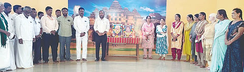 ಕುರುಗೋಡು ತಾಲೂಕು ಆಡಳಿತ ಕಚೇರಿಯಲ್ಲಿ ದೇವರಾಜ ಅರಸು ಜಯಂತಿ ಆಚರಿಸಲಾಯಿತು. ತಹಸೀಲ್ದಾರ್ ನರಸಪ್ಪ, ಗ್ರೇಟ್ 2 ತಹಸೀಲ್ದಾರ್ ಮಲ್ಲೇಶಪ್ಪ, ಶಿರಸ್ತೇದಾರ್ ವಿಜಯ ಕುಮಾರ, ಆರ್‌ಐ ಸುರೇಶ್, ಸಿಬ್ಬಂದಿ ಲತಾ, ಸರಸ್ವತಿ ಇತರರಿದ್ದರು.