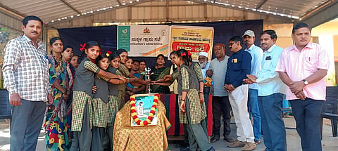 ಲಕ್ಷ್ಮೇಶ್ವರ ತಾಲೂಕಿನ ಅಡರಕಟ್ಟಿ ಗ್ರಾಮದ ಸರ್ಕಾರಿ ಮಾದರಿ ಪ್ರಾಥಮಿಕ ಶಾಲೆಯಲ್ಲಿ ವಿದ್ಯಾರ್ಥಿಗಳಿಂದಲೇ ಗ್ರಾಮ ಸಭೆ ಉದ್ಘಾಟಿಸಲಾಯಿತು.