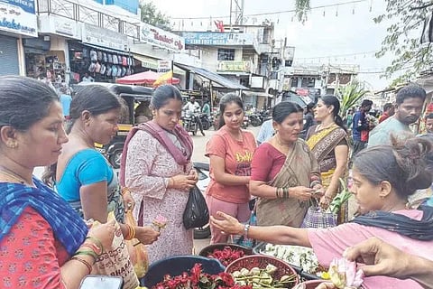 ಹೊಸಪೇಟೆಯಲ್ಲಿ ವರಮಹಾಲಕ್ಷ್ಮೀ ಹಬ್ಬಕ್ಕಾಗಿ ಬಾಳೆದಿಂಡು ಖರೀದಿಸಿದ ಮಹಿಳೆಯರು.