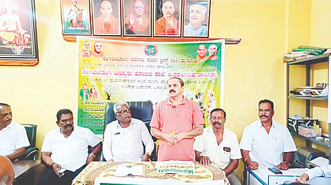 ತಿ.ನರಸೀಪುರ ತಾಲೂಕಿನ ಬನ್ನೂರು ಪಟ್ಟಣದಲ್ಲಿ ಮಂಗಳವಾರ ಹಮ್ಮಿಕೊಂಡಿದ್ದ ಸಭೆಯಲ್ಲಿ ನೇಗಿಲಯೋಗಿ ಸಮಾಜ ಸೇವಾ ಟ್ರಸ್ಟ್ ಜಿಲ್ಲಾಧ್ಯಕ್ಷ ರವಿಕುಮಾರ್ ಮಾತನಾಡಿದರು. ವೈ.ಎಸ್.ರಾಮಸ್ವಾಮಿ, ದೇವರಾಜು, ಚೆಲುವರಾಜು, ಕುಂತನಹಳ್ಳಿ ಜಯರಾಮೇಗೌಡ ಇತರರು ಇದ್ದರು.