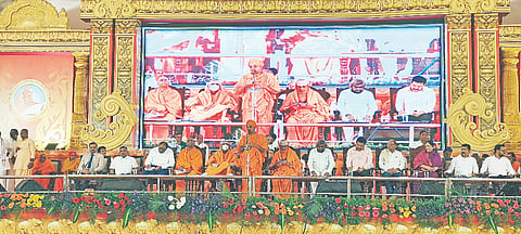 ಮಳವಳ್ಳಿ ಪಟ್ಟಣದಲ್ಲಿ ಆಯೋಜನಗೊಂಡಿರುವ ಶ್ರೀ ಶಿವರಾತ್ರೀಶ್ವರ ಜಯಂತೋತ್ಸವ ಶನಿವಾರದ ವೇದಿಕೆ ಕಾರ್ಯಕ್ರಮವನ್ನು ಶ್ರೀ ಅಭಿನವ ಗವಿಸಿದ್ದೇಶ್ವರ ಸ್ವಾಮೀಜಿ ಉದ್ಘಾಟಿಸಿದರು. ಶ್ರೀ ಮುಮ್ಮಡಿ ನಿರ್ವಾಣ ಸ್ವಾಮೀಜಿ, ಶ್ರೀ ಶಿವರಾತ್ರಿ ದೇಶಿಕೇಂದ್ರ ಸ್ವಾಮೀಜಿ,  ಪಿ.ಎಂ. ನರೇಂದ್ರಸ್ವಾಮಿ, ಮರಿತಿಬ್ಬೇಗೌಡ ಇದ್ದರು.    