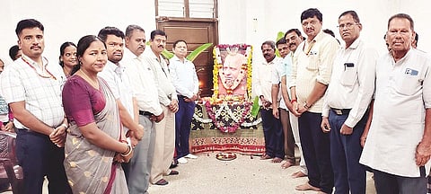 ಮಳವಳ್ಳಿಯ ತಾಲೂಕು ಕಚೇರಿಯಲ್ಲಿ ಆಯೋಜಿಸಿದ್ದ ಕಾರ್ಯಕ್ರಮದಲ್ಲಿ ಡಿ.ದೇವರಾಜ ಅರಸು ಅವರ ಭಾವಚಿತ್ರಕ್ಕೆ ತಹಸೀಲ್ದಾರ್ ಲೋಕೇಶ್ ಪುಷ್ಪಾರ್ಚನೆ ಮಾಡಿದರು. ಕೆ.ಎಸ್.ವಿನೋದ್ ಕುಮಾರ್, ಚೇತನ್‌ಕುಮಾರ್, ದೊಡ್ಡಯ್ಯ, ಕೆಂಪರಾಜು, ನಂಜಮ್ಮಣಿ, ಸೋಮಶೇಖರ್ ಇದ್ದರು. 