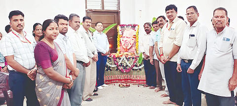 ಮಳವಳ್ಳಿಯ ತಾಲೂಕು ಕಚೇರಿಯಲ್ಲಿ ಆಯೋಜಿಸಿದ್ದ ಕಾರ್ಯಕ್ರಮದಲ್ಲಿ ಡಿ.ದೇವರಾಜ ಅರಸು ಅವರ ಭಾವಚಿತ್ರಕ್ಕೆ ತಹಸೀಲ್ದಾರ್ ಲೋಕೇಶ್ ಪುಷ್ಪಾರ್ಚನೆ ಮಾಡಿದರು. ಕೆ.ಎಸ್.ವಿನೋದ್ ಕುಮಾರ್, ಚೇತನ್‌ಕುಮಾರ್, ದೊಡ್ಡಯ್ಯ, ಕೆಂಪರಾಜು, ನಂಜಮ್ಮಣಿ, ಸೋಮಶೇಖರ್ ಇದ್ದರು