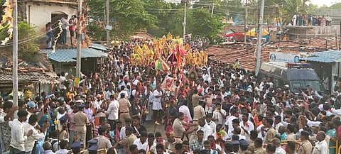 ಮಳವಳ್ಳಿ ತಾಲೂಕಿನ ಬಿ.ಜಿ.ಪುರದಲ್ಲಿ ಎದುರು ಸೇವೆ ಮೆರವಣಿಗೆ ಯಲ್ಲಿ ಪಾಲ್ಗೊಂಡಿದ್ದ ಭಕ್ತ ಸಮೂಹ. 