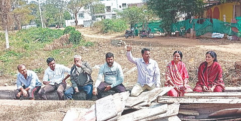  ನಗರದ ಚಾಮಲಾಪುರಹುಂಡಿ ಗ್ರಾಮದಲ್ಲಿ ಕೋರ್ಟ್ ತಡೆಯಾಜ್ಞೆ ನೀಡಿದರೂ ನಗರಸಭಾ ಅಧಿಕಾರಿಗಳು ಡಕ್ ನಿರ್ಮಿಸಲು ಮುಂದಾದಾಗ ಜಾಗದ ಕುಟುಂಬಸ್ಥರು ಪ್ರತಿಭಟನೆ ನಡೆಸಿದರು.
