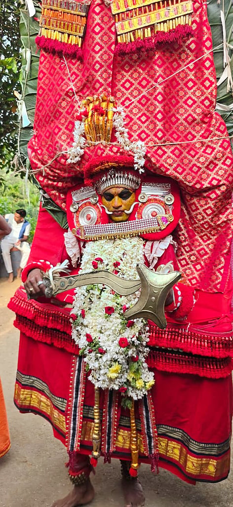 ಬೊಮ್ಮಂಜಿ ಕೇರಿಯ ಭದ್ರಕಾಳಿ ದೇವರ ಉತ್ಸವವು ವಿವಿಧ ದೈವ ಕೋಲಗಳೊಂದಿಗೆ ಸಂಭ್ರಮ ಶ್ರದ್ಧಾ-ಭಕ್ತಿಯಿಂದ ನೆರವೇರಿತು.