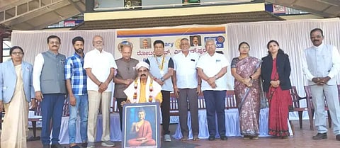 ಎನ್.ಆರ್.ಪುರದ ಡಿಸಿಎಂಸಿ ಶಾಲೆಯಲ್ಲಿ ಏರ್ಪಡಿಸಿದ್ದ ಎಸ್‌ಎಸ್‌ಎಲ್‌ಸಿ ವಿದ್ಯಾರ್ಥಿಗಳಿಗೆ ಪ್ರೇರಣಾ ಸ್ಪೂರ್ತಿ ಕಾರ್ಯಕ್ರಮದಲ್ಲಿ  ವಾಗ್ಮಿ ಎನ್.ಆರ್.ದಾಮೋದರಶರ್ಮ ಅವರನ್ನು ಸನ್ಮಾನಿಸಲಾಯಿತು. ರಾಜಗೋಪಾಲಜೋಷಿ, ಡಾ.ಕೆ.ಪಿ.ಅಂಶುಮಂತ್, ಕಣಿವೆ ವಿನಯ್, ಎಲ್.ಎಂ.ಸತೀಶ್, ಎಸ್.ಎಸ್.ಶಾಂತಕುಮಾರ್, ಕಟಗಳಲೆ ಲೋಕೇಶ್, ಪಿ.ಕೆ.ಬಸವರಾಜ್, ಪದ್ಮಾ ರಮೇಶ್, ರಕ್ಷಿತ್ ಇದ್ದರು.