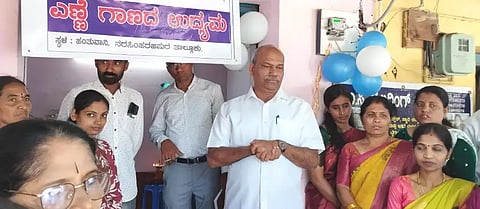 ಎನ್.ಆರ್.ಪುರ ತಾಲೂಕು ಹೊನ್ನೇಕೊಡಿಗೆ ಗ್ರಾಪಂ ಹಂತುವಾನಿಯಲ್ಲಿ ಹೊನ್ನೇಕೊಡಿಗೆ ಸಂಜೀವಿನಿ ಒಕ್ಕೂಟದ ಸ್ಫೂರ್ತಿ ಮಹಿಳಾ ಸ್ವಸಹಾಯ ಸಂಘದ ಎಣ್ಣೆ ಗಾಣದ ಯಂತ್ರ ಉದ್ಘಾಟನೆ ಸಮಾರಂಭದಲ್ಲಿ ಶಾಸಕ ಟಿ.ಡಿ.ರಾಜೇಗೌಡ ಪಾಲ್ಗೊಂಡಿದ್ದರು. ಶಬಿ ಮರಿಯಮ್ಮ, ಹೇಮಾವತಿ, ನಿಶ್ಚಿತಾ, ಸುಬ್ರಹ್ಮಣ್ಯ, ಶೈನಿ, ಕವನಾ ಇತರರಿದ್ದರು.