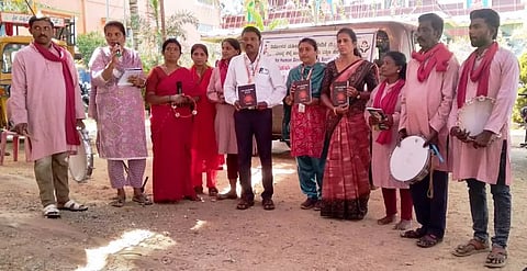 ಪಾಂಡವಪುರ ತಾಲೂಕಿನ ಬೇಬಿ ಬೆಟ್ಡದ ಜಾತ್ರಮಹೋತ್ಸವ ಹಿನ್ನೆಲೆಯಲ್ಲಿ ಆಯೋಜಿಸಿದ್ದ ಹೆಣ್ಣು ಮಕ್ಕಳು ಹುಟ್ಡುವ ಹಕ್ಕಿಗಾಗಿ ಆಂದೋಲನ ಬೀದಿ ನಾಟಕ ಕಾರ್ಯಕ್ರಮದಲ್ಲಿ ಡಾ.ದೀಪಿಕಾ ಮಾತನಾಡಿದರು. ಎನ್. ಸಿ. ಶಿವಮ್ಮ, ಹರಿಕೃಷ್ಣ ಇತರರಿದ್ದರು. 