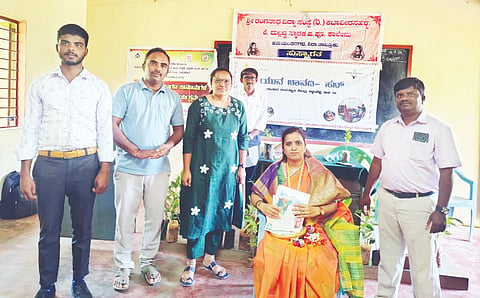 ಶಿರಾ ತಾಲೂಕು ಹನುಮಂತನಗರ ಯುವ ಚಾವಡಿchild protection -ನವ್ಯದಿಶ ಹಾಗೂ ಕೆ.ಮಲ್ಲಣ್ಣ ಸ್ಮಾರಕ ಪದವಿ ಪೂರ್ವ ಕಾಲೇಜಿಲ್ಲಿ ಆಯೋಜಿಸಿದ್ದ ಕಾರ್ಯಕ್ರಮದಲ್ಲಿ ಜಿಲ್ಲಾ ಮಕ್ಕಳ ರಕ್ಷಣಾಧಿಕಾರಿ ಆರ್​ಜಿ ಪವಿತ್ರಾ ಅವರನ್ನು ಸನ್ಮಾನಿಸಲಾಯಿತು. ಜಿಲ್ಲಾ ಮಕ್ಕಳ ರಕ್ಷಣಾ ಘಟಕದ ಸಿಬ್ಬಂದಿ ಗೌತಮ್​, ನವೀನ್​, ಕಾಲೇಜಿನ ಸಂಯೋಜಕ ಉಪನ್ಯಾಸಕ ಮನೋಜ್​, ಮೇಘಾ ರಾಮದಾಸ್​ ಇದ್ದರು.  