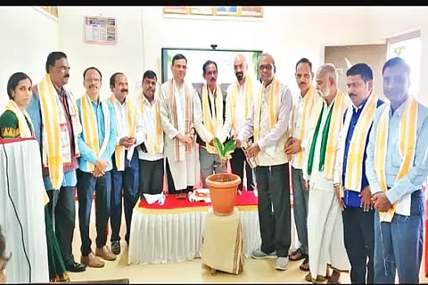 ಶಿಕಾರಿಪುರದಲ್ಲಿ ಆಯೋಜಿಸಿದ್ದ ವಿಶ್ವ ಜಾನಪದ ದಿನಾಚರಣೆಯಲ್ಲಿ ಕೆ.ಯುವರಾಜ್, ಡಿ.ಮಂಜುನಾಥ್, ಶ್ರೀಪಾಲ್, ಬಿ.ಪಾಪಯ್ಯ ಇತರರಿದ್ದರು.