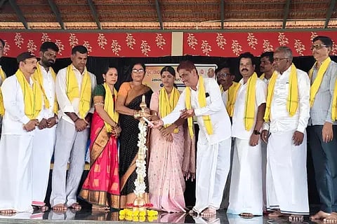 ಶಿಕಾರಿಪುರದಲ್ಲಿ ಶ್ರೀ ನಾರಾಯಣಗುರು ಈಡಿಗರ ಬಳಗದ ಸದಸ್ಯರ ವಾರ್ಷಿಕ ಸಭೆಯನ್ನು ಅಧ್ಯಕ್ಷ ಚಾಮರಾಜ್ ಉದ್ಘಾಟಿಸಿದರು. ಪ್ರತಿಭಾ, ವೇದಮೂರ್ತಿ, ಕರಿಬಸಪ್ಪ, ದೇವರಾಜ್, ಬಸವರಾಜ್, ಅಣ್ಣಪ್ಪ, ದುರ್ಗಪ್ಪ ಇತರರಿದ್ದರು.