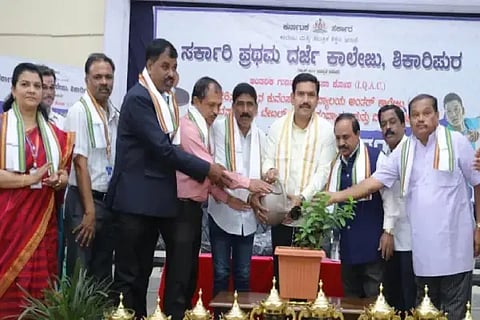 ಶಿಕಾರಿಪುರ ಸರ್ಕಾರಿ ಪ್ರಥಮದರ್ಜೆ ಕಾಲೇಜಿನಲ್ಲಿ ಆಯೋಜಿಸಿದ್ದ ಬಾಡ್ಮಿಂಟನ್, ಟೇಬಲ್ ಟೆನಿಸ್ ಪಂದ್ಯಾವಳಿಯನ್ನು ಶಾಸಕ ಬಿ.ವೈ.ವಿಜಯೇಂದ್ರ ಉದ್ಘಾಟಿಸಿದರು. ಡಾ. ಚನ್ನಪ್ಪ, ಡಾ. ಸೌಮ್ಯಾ, ಡಾ. ಹರೀಶ್, ಡಾ. ರಾಕೇಶ್ ಪಟ್ಟಣ ಇತರರಿದ್ದರು.