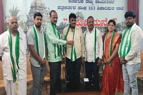 ಜೆಡಿಎಸ್ ಶಿಕಾರಿಪುರ ತಾಲೂಕು ಅಧ್ಯಕ್ಷರಾಗಿ ಮರು ನೇಮಕವಾದ ಯೋಗೀಶ್ ಅವರನ್ನು ಪದಾಧಿಕಾರಿಗಳು ಸನ್ಮಾನಿಸಿದರು. ಸಂಗಯ್ಯ, ಜಯಣ್ಣ, ಶಿವಕುಮಾರ್, ಹೆಮಂತ್ ಇತರರಿದ್ದರು.