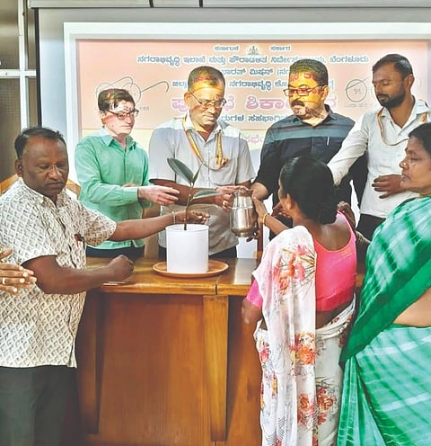 ಶಿಕಾರಿಪುರದಲ್ಲಿ ಮನುಕುಲ ಸೇವಾ ಟ್ರಸ್ಟ್‌ನಿಂದ ಘನತ್ಯಾಜ್ಯ ನಿರ್ವಹಣೆ ಮತ್ತು ಸ್ವಚ್ಛ ಭಾರತ ಮಿಷನ್ 2.0 ಕುರಿತ ತರಬೇತಿಯಲ್ಲಿ ಗೋವಿಂದ, ಭರತ್, ರಾಜಕುಮಾರ್ ಇತರರಿದ್ದರು.