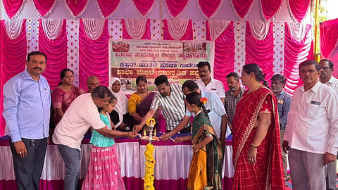 ನೆಲಮಂಗಲ ತಾಲೂಕಿನ  ಕೆಪಿಎಸ್​ ಶಾಲೆಯಲ್ಲಿ ಕ್ಲಸ್ಟರ್​ ಹಂತದ ಪ್ರತಿಭಾ ಕಾರಂಜಿಯಲ್ಲಿ ಗ್ರಾಪಂ ಅಧ್ಯೆ ಉಮಾ ಹರೀಶ್​ ಉದ್ಘಾಟಿಸಿದರು. ಕೆಪಿಎಸ್​ ಉಪ ಪ್ರಾಂಶುಪಾಲೆ ಪದ್ಮಾವತಿ, ಮುಖ್ಯಶಿಕ್ಷಕಿ ಸುಮಂಗಳಾ. ಮುಖ್ಯಶಿಕ್ಷಕ ಗೋವಿಂದರಾಜು, ದೈಹಿಕ ಶಿಕ್ಷಕ ಮಂಜುನಾಥ್​, ಸುಕನ್ಯಾ, ಎಸ್​ಡಿಎಂಸಿ ಅಧ್ಯಕ್ಷ ಸೋಮಶೇಖರ್​ ಇದ್ದರು.