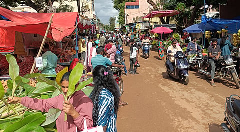 ವಿಜಯಪುರದಲ್ಲಿ ಬಾಳೆಕಂದುಗಳು, ಹೂವು, ಸಿಹಿ ತಿನಿಸು ಖರೀದಿಯಲ್ಲಿ ಜನ.