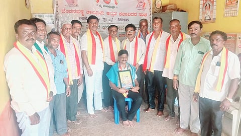 ದೇವನಹಳ್ಳಿ ತಾಲೂಕು ಕನ್ನಡ ಕಲಾವಿದರ ಸಂಘದ ಕಚೇರಿಯಲ್ಲಿ ಹಮ್ಮಿಕೊಂಡಿದ್ದ 'ಕನ್ನಡ ದೀಪ' ಕಾರ್ಯಕ್ರಮದಲ್ಲಿ ಹಿರಿಯ ರಂಗಭೂಮಿ ಕಲಾವಿದ ಕೆ. ಎಚ್​. ಚಂದ್ರಶೇಖರ್​ ಅವರನ್ನು ಸನ್ಮಾನಿಸಲಾಯಿತು. ತಾಲೂಕು ಸಾಹಿತ್ಯ ಪರಿಷತ್ತಿನ ಉಪಾಧ್ಯಕ್ಷ ಮುನಿವೀರಣ್ಣ, ಸಂದ ಕಾರ್ಯದರ್ಶಿ ಸುಬ್ರಮಣಿ, ಕಾರ್ಯದರ್ಶಿ ಗೋವಿಂದರಾಜು, ಹಿರಿಯ ಕಲಾವಿದರಾದ ಬೈರೇಗೌಡ, ನಾಗರಾಜು ಇದ್ದರು.