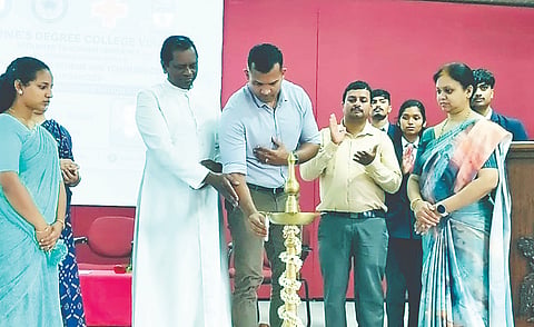  ವಿರಾಜಪೇಟೆಯ ಸೇಂಟ್ ಆನ್ಸ್ ಪದವಿ ಕಾಲೇಜಿನ  ಎನ್‌ಎಸ್‌ಎಸ್, ಯುವ ರೆಡ್ ಕ್ರಾಸ್ ಘಟಕಗಳನ್ನು ಗಣ್ಯರು ಉದ್ಘಾಟಿಸಿದರು. ಆಂಟೋನಿ ರಾಬಿನ್, ರೆ.ಫಾ. ಮದಲೈ ಮುತ್ತು, ತೃಪ್ತಿ ಬೋಪಣ್ಣ, ಹೇಮಾ, ಶಾಂತಿ ಭೂಷಣ್, ವಿಲೀನಾ ಇತರರು ಇದ್ದರು. 