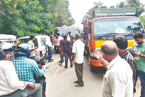  ವಿರಾಜಪೇಟೆ ತಾಲೂಕಿನ ಆರ್ಜಿ ಗ್ರಾಮದ ರಸ್ತೆಯಲ್ಲಿ ಸುಗಮ ಸಂಚಾರಕ್ಕೆ ಸಮಸ್ಯೆ ಒಡ್ಡುತ್ತಿರುವ ಲಾರಿಗಳು.   