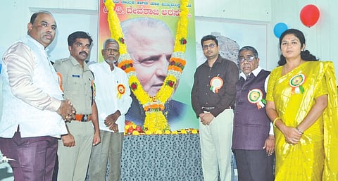 ಯಾದಗಿರಿಯಲ್ಲಿ ಗುರುವಾರ ಆಯೋಜಿಸಿದ್ದ ಡಿ.ದೇವರಾಜ ಅರಸು ಜಯಂತಿ ಕಾರ್ಯಕ್ರಮದಲ್ಲಿ ಜಿಲ್ಲಾಧಿಕಾರಿ ರಾಹುಲ್ ಪಾಂಡ್ವೆ, ಯುಡಾ ಅಧ್ಯಕ್ಷ ಬಾಬುರಾವ ಕಾಡ್ಲÆರ, ಡಿವೈಎಸ್‌ಪಿ ಸುರೇಶ ನಾಯಕ, ಜ್ಯೋತಿಲತಾ ತಡಿಬಿಡಿಮಠ ಇತರರಿದ್ದರು.