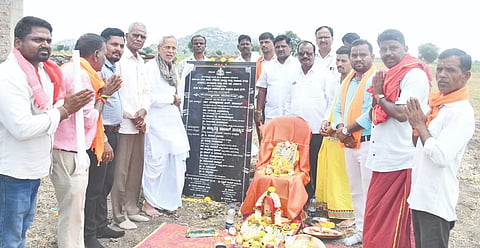 ಯಾದಗಿರಿ ನಗರ ಒಳಚರಂಡಿ ನೀರು ಸಂಸ್ಕರಣಾ ಟಕ ನಿರ್ಮಾಣ ಕಾಮಗಾರಿಗೆ ಶಾಸಕ ಚನ್ನಾರಡ್ಡಿ ಪಾಟೀಲ ತುನ್ನೂರ ಭಾನುವಾರ  ಶಂಕು ಸ್ಥಾಪನೆ ನೆರವೇರಿಸಿದರು. ಬಾಬುರಾವ ಕಾಡ್ಲೂರ, ಸಾಯಿಬಣ್ಣ ಕೆಂಗೂರಿ, ರಾಕೇಶರಡ್ಡಿ ಇತರರಿದ್ದರು.
