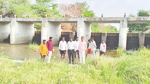 ಯಾದಗಿರಿ ಹೊರವಲಯದ ಮಿನಿ ಬ್ರಿಜ್​ಕಂ ಬ್ಯಾರೇಜ್​ನ ಗೇಟ್​ ತುಕ್ಕು ಹಿಡಿದು ಅಪಾರ ಪ್ರಮಾಣದ ನೀರು ಸೋರಿಕೆಯಾಗುತ್ತಿರುವ ಸ್ಥಳಕ್ಕೆ ಅಖಿಲ ಭಾರತೀಯ ಕೋಲಿ ಸಮಾಜದ ರಾಜ್ಯ ಸಂಟನಾ ಕಾರ್ಯದರ್ಶಿ ಉಮೇಶ ಮುದ್ನಾಳ್​ ಭೇಟಿ ನೀಡಿದರು. ಪವನ, ಹಣಮಂತ, ಮಲ್ಲೆಶಿ, ರಾಜಪ್ಪ, ಮಲ್ಲಪ್ಪ, ಮಹೇಶ, ಅಂಜಪ್ಪ, ತಿಪ್ಪಣ್ಣ, ಮೈಲಾರಿ, ಭೀಮಪ್ಪ ಇತರರಿದ್ದರು.