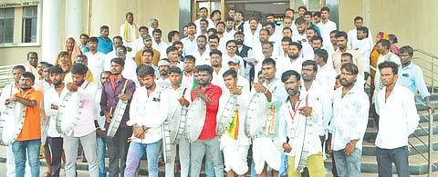ಆರ್.ಬಿ.ತಿಮ್ಮಾಪುರ, ಆಂಜನೇಯರಿಗೆ ಮಂತ್ರಿ ಮಾಡಬೇಕೆಂದು ಆಗ್ರಹಿಸಿ ಜಿಲ್ಲಾ ಮಾದಿಗ ದಂಡೋರ ಸಮಿತಿ ಪದಾಽಕಾರಿಗಳು ಸೋಮವಾರ ಯಾದಗಿರಿ ಡಿಸಿ ಕಚೇರಿ ಮುಂದೆ ಪ್ರತಿಭಟನೆ ನಡೆಸಿ ಮನವಿಪತ್ರ ಸಲ್ಲಿಸಿದರು. ಗಣೇಶ ದುಪ್ಪಲಿ, ಕಾಶಪ್ಪ ಹೆಗ್ಗಣಗೇರಾ ಮಲ್ಲು ಬೆಳಗೇರಾ,ಚಂದ್ರಶೇಖರ ನಡುಮನಿ, ರಾಜು ಕಡೇಚೂರï, ರವಿ ಬುರನೋರï, ಪೋಲಪ್ಪ ಎಂ ನಾರಾಯಣಣ್ಣೋರ್ ಇತರರಿದ್ದರು.