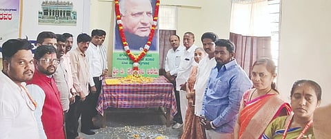 ಸುರಪುರದಲ್ಲಿ ಗುರುವಾರ ಆಯೋಜಿಸಿದ್ದ ಡಿ.ದೇವರಾಜ ಅರಸು ಅವರ ೧೧೧ನೇ ಜನ್ಮದಿನ ಆಚರಿಸಲಾಯಿತು. ತಹಸೀಲ್ದಾರ್ ಎಚ್.ಎ.ಸರಕಾವಸ್, ಉಪನ್ಯಾಸಕ ಶರಣು ನಾಯಕ, ತಾಪಂ ಇಒ ಬಸವರಾಜ ಸಜ್ಜನ್, ತಾಲೂಕು ಹಿಂದುಳಿದ ವರ್ಗಗಳ ಕಲ್ಯಾಣಾಽಕಾರಿ ಯಂಕಪ್ಪ ಟಣಕೇದಾರ ಇತರರಿದ್ದರು.