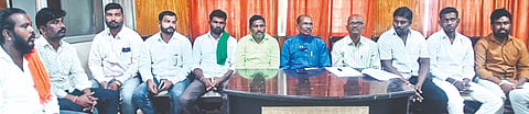 ಶಹಾಪುರದಲ್ಲಿ ಸೋಮವಾರ ಸಾಮೂಹಿಕ ಸಂಘಟನೆಗಳಿAದ ನಡೆದ ಸಭೆಯಲ್ಲಿ  ಶಾಂತಪ್ಪ ಸಾಲಿಮನಿ, ಮಾನಪ್ಪ ಹಡಪದ, ರಮೇಶ ಗಾಂಜಿ, ಶಿವಕುಮಾರ ಶಿರವಾಳ, ಸೋಪಣ್ಣ ಹಳಿಸಗರ, ಅಂಬ್ರೇಶ ಕಟ್ಟಿಮನಿ, ಕಾಶಪ್ಪ ಹಳಿಸಗರ,  ಪ್ರದೀಪ ಅಣಬಿ ಇತರರಿದ್ದರು.