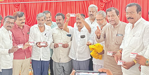 ಯಾದಗಿರಿಯಲ್ಲಿ ಮಂಗಳವಾರ ಕರೆದಿದ್ದ ರಾಜ್ಯ ಬಣಜಿಗ ಸಮಾಜ ಕ್ಷೇಮಾಭಿವೃದ್ಧಿ ಸಂದ ಜಿಲ್ಲಾ ಪದಾಧಿಕಾರಿಗಳ ಸಭೆಯಲ್ಲಿ ಜಿಲ್ಲಾಧ್ಯಕ್ಷ ಬನ್ನಪ್ಪ ಸುಂಕದ, ರಾಜ್ಯಾಧ್ಯಕ್ಷ ಮಲ್ಲಿಕಾರ್ಜುನ ರೊಡಗಿ, ಮಹೇಶ್ಚಂದ್ರ ವಾಲಿ, ಮಹೇಶ್ಚಂದ್ರ ಆನೆಗುಂದಿ,ಸಂಜೀವಕುಮಾರ ಚಂದಾಪುರ, ಬಸವರಾಜ ಸೊನ್ನದ, ಸುರೇಶ ಬಿ. ತಂಬಾಕೆ, ಚಂದ್ರಶೇಖರ ದಂಡೀನ ಇತರರಿದ್ದರು.